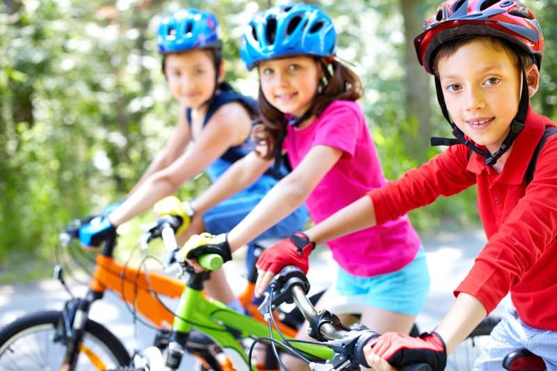 bambini che imparano ad andare in bicicletta